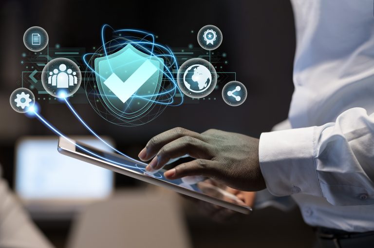 Manos escribiendo en computadora con gráfica de token inmobiliario, símbolo de inversión digital en propiedades reales.