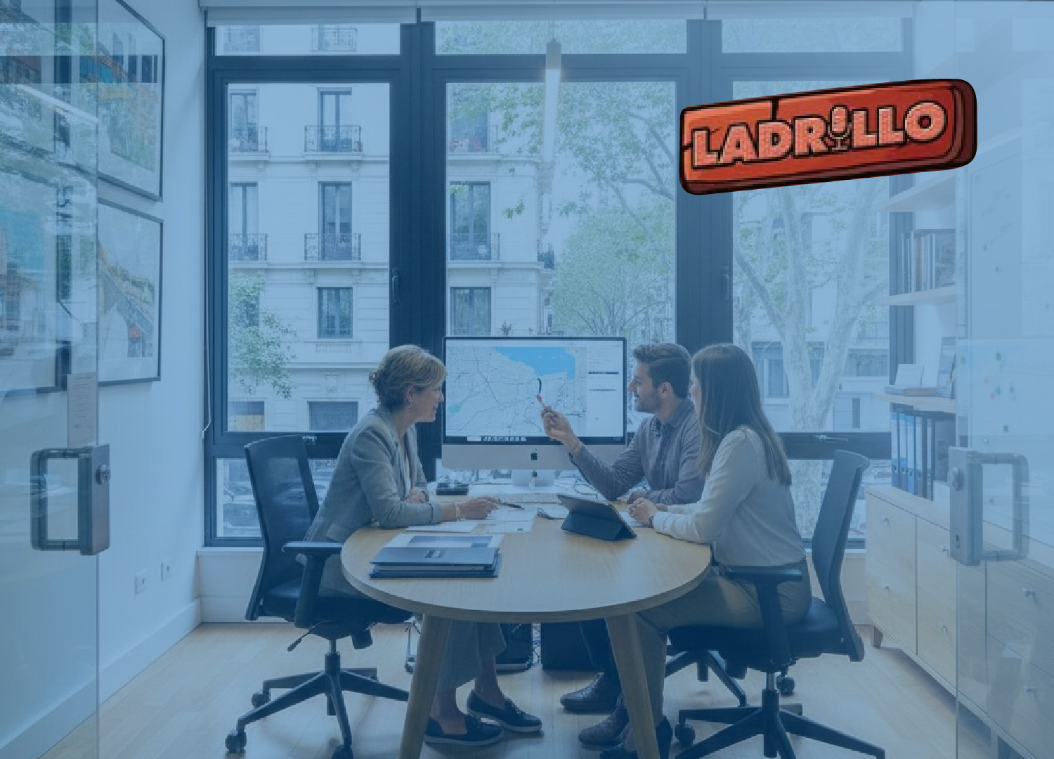 Agentes inmobiliarios trabajando en una oficina moderna, representando el crecimiento de las franquicias inmobiliarias en Argentina.