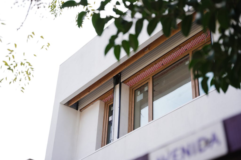 Casas pasivas diseñadas con criterios de eficiencia energética para reducir el consumo de luz y climatización Imágen gentileza de Carpinterías Muchtek con etiquetado de eficiencia energética de ventanas exteriores.